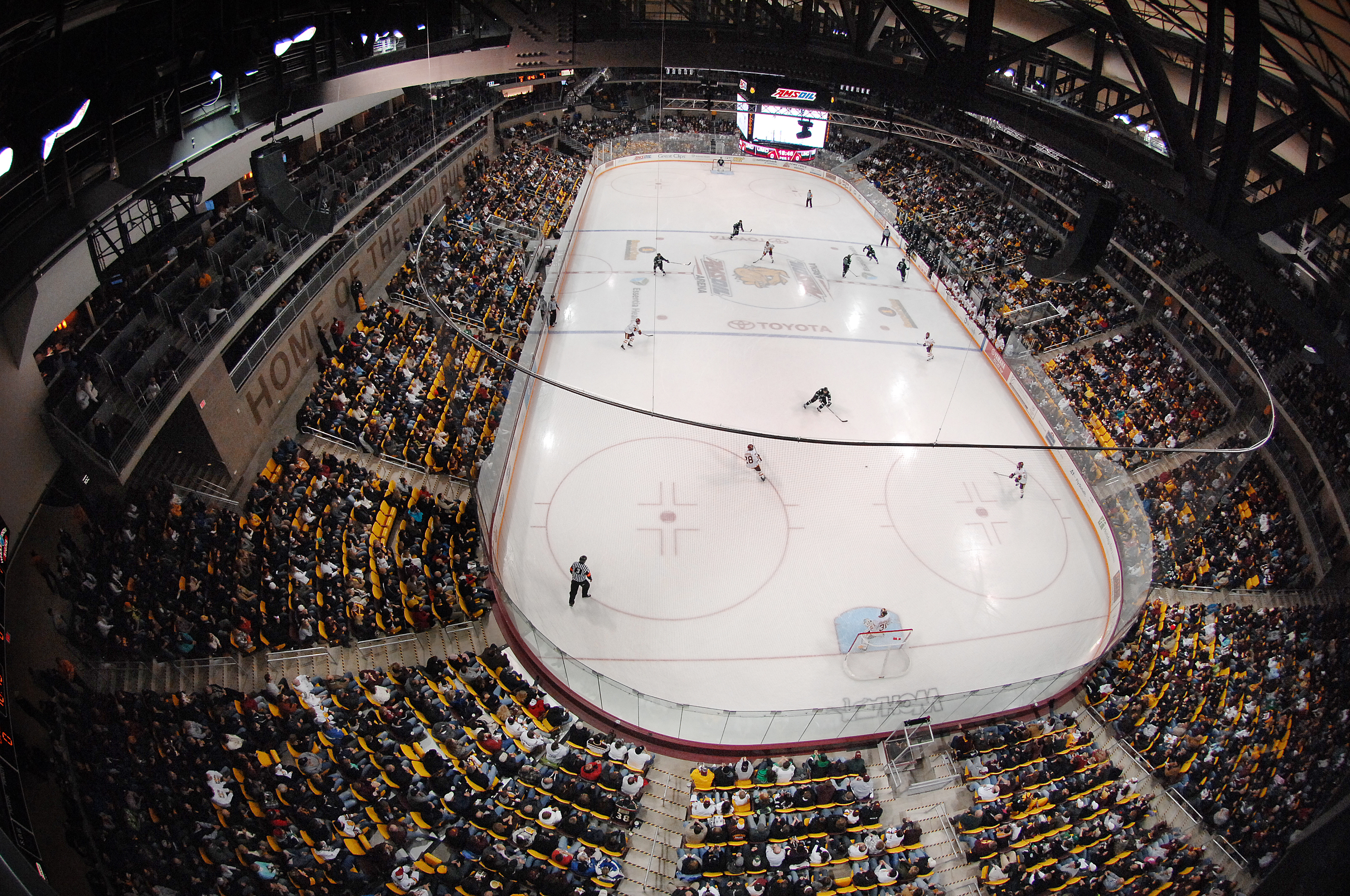 UMD Bulldog Hockey Game Amsoil Arena